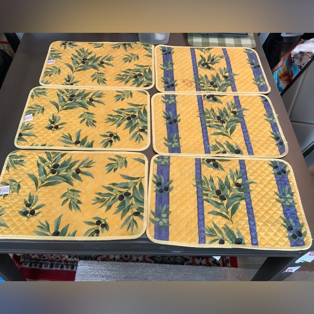 Poupees Yolande NICE Quilted Reversible Placemats‎ Set of 6 two have marks